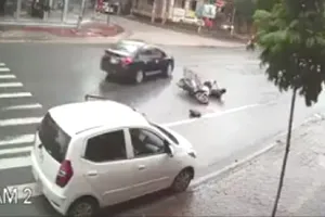 Bất cẩn khi mở cửa ô tô, vạ người hại mình