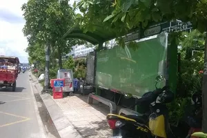 Xóa nhanh hình ảnh phản cảm ở trạm chờ xe buýt