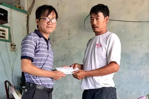 Trao tiền giúp đỡ anh Bằng cứu vợ
