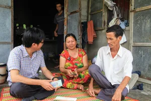 Giúp sức người đàn ông bệnh tật sống trong nghĩa địa