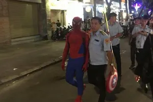 “Người nhện” ở phố đi bộ có thực hiện buôn bán