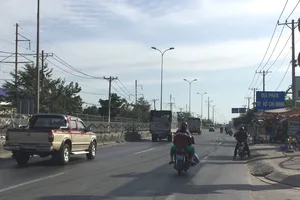 Mùng 5, dân thở phào trên đường miền Tây về thành phố