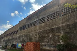 Bức tường to lớn cũ nát chực đổ sập ở quận 9