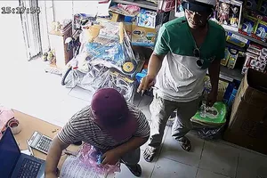 Bé 10 tuổi theo “cha” đi trộm: Xử thế nào?