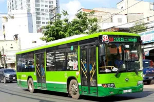 Nhân viên xe buýt cam kết lái xe cẩn thận luôn nở nụ cười