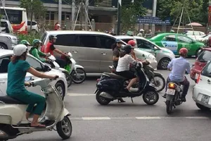 Dừng xe, gạt chống giữa đường 'buôn dưa'