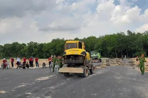 Tạm giữ 10 người gây rối ở dự án phân lô trái phép 