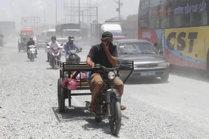 Dân quốc lộ 1A khóc ròng cảnh bụi đường mù mịt