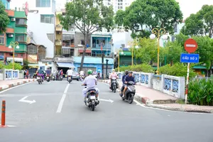 Chạy xe ngược chiều bất chấp nguy hiểm giờ cao điểm