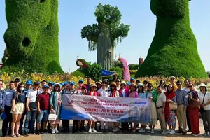 Người dân đi du lịch nước ngoài trong dịp lễ 30-4. ẢNH: M.HÂN