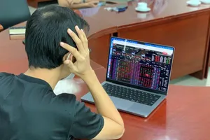 Kinh tế Việt Nam phục hồi mạnh, vì sao chứng khoán vẫn lao dốc?