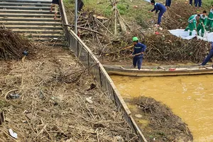 Chùm ảnh: Rác bủa vây cầu gỗ lim nổi tiếng ở Huế sau cơn lũ lớn