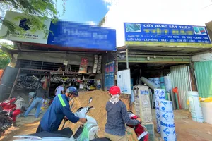 Người dân mua hàng tại 1 cửa hàng vật liệu xây dựng quận Tân Phú. Ảnh minh họa: TÚ UYÊN