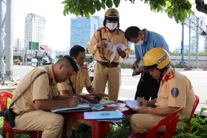 CSGT Bến Thành, TP.HCM ra quân kiểm tra xe khách