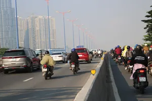 Nguy hiểm cảnh xe máy đi vào làn đường dành riêng cho ô tô trên cầu Sài Gòn