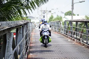 Người dân chú ý khi lưu thông qua cầu Rạch Đỉa, quận 7