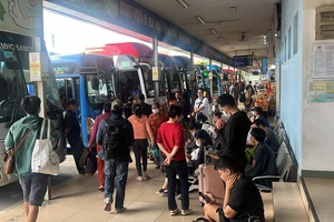 Tết Dương lịch 2024: Lý do người dân chọn di chuyển bằng xe khách nhiều 