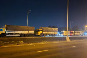 Tái diễn lấn chiếm hành lang an toàn đường dẫn cao tốc TP.HCM - Trung Lương