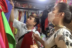 Phố cho thuê phục trang vượt khó nhờ 'buôn có bạn, bán có phường'