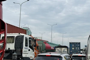 Đang ùn ứ xe kéo dài ở ngã ba Vũng Tàu