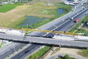 Hạn chế phương tiện lưu thông tại cầu vượt số 3 cao tốc TP.HCM - Trung Lương do lắp dầm