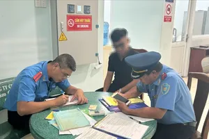 Xử phạt xe dù chạy trong sân bay Tân Sơn Nhất 11 triệu đồng