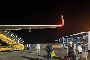 Đề nghị các tỉnh tăng cường phương tiện đón khách tại sân bay