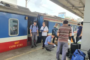 Người dân chọn về quê bằng tàu tăng cao, đường sắt lại nối thêm toa