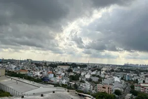 Trời âm u, TP.HCM sắp đón cơn mưa đầu mùa giữa cao điểm nắng nóng?