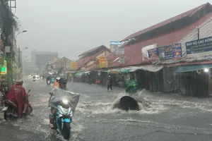 Người dân TP.HCM chật vật di chuyển dưới cơn mưa lớn giờ tan tầm