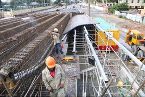 Tặng quà cho các công nhân công trường làm việc xuyên lễ