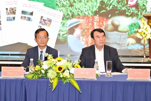 Chủ trì buổi tọa đàm là TS Phạm S, Tỉnh ủy viên, Phó Chủ tịch UBND tỉnh Lâm Đồng (phải) và ông Nguyễn Đức Hiển, Phó Tổng Biên tập báo Pháp Luật TP.HCM. Ảnh: TIẾN THÀNH