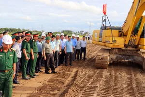 Thủ tướng Phạm Minh Chính kiểm tra thi công cao tốc Cần Thơ - Cà Mau.