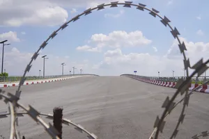 Cận cảnh cầu Vàm Cái Sứt xây xong phải rào lại ở Đồng Nai
