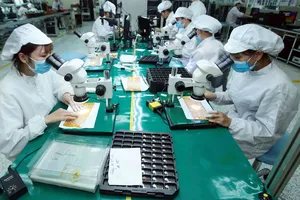 Doanh nghiệp kiến nghị cần có cơ chế khuyến khích hợp tác giữa các doanh nghiệp lớn và doanh nghiệp vừa và nhỏ nhằm nâng cao năng lực cạnh tranh của doanh nghiệp trong nước. Ảnh: TTXVN