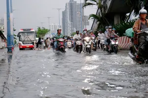 Chiều nay triều cường đạt đỉnh, CSGT TP.HCM sẽ túc trực tại các điểm ngập để hỗ trợ người dân 