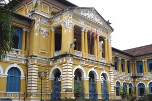 Vợ chồng thư ký TAND TP.HCM lừa đảo chạy án bị truy tố