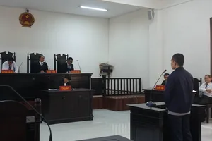 Luật sư bị hại bất ngờ bào chữa cho bị cáo trong vụ giao cấu