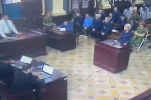 Gần 1 giờ, Vũ 'nhôm' ngồi viết dưới sự giám sát của cảnh sát