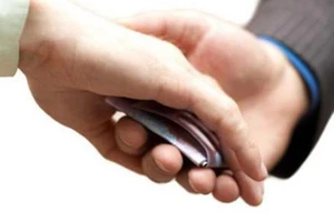 Khi chi cục trưởng thi hành án nhận hối lộ 10 triệu đồng