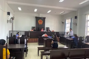 Xén tóc, xởn lông mày tình địch, người đẹp lãnh án