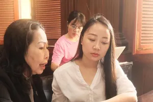 Nữ tiếp viên hàng không và luật sư tại phiên tòa phúc thẩm hôm nay 22-4. Ành: PT