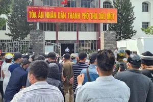 Hỗn loạn trước cổng tòa án vì... chờ xem xử vụ bà Phương Hằng bị cưỡng đoạt tiền