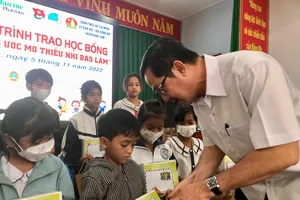 TAND TP.HCM và TAND quận 7 trao học bổng Thắp sáng ước mơ