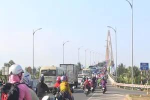 Người dân ùn ùn đổ về TP HCM chiều mùng 5 Tết