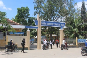 Nam sinh lớp 8 bóp cổ cô giáo ngay tại lớp học