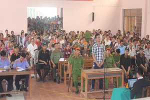 Đông nghẹt người theo dõi phiên tòa xử 1 vụ thảm án