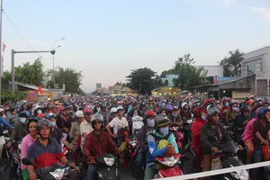 Đường Miền Tây về TP HCM nghẽn cứng sau đợt lễ 30-4 và 1-5