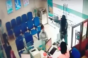 Kẻ cướp ngân hàng luôn có súng, hung khí nguy hiểm