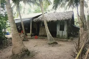 Đang ngủ trưa, chồng bật dậy đâm vợ nguy kịch